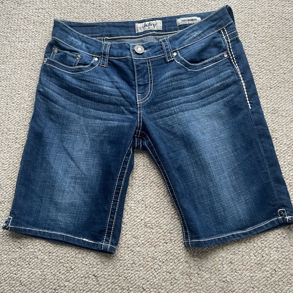 Women Shorts
Daytrip Virgo Bermuda shorts size 30